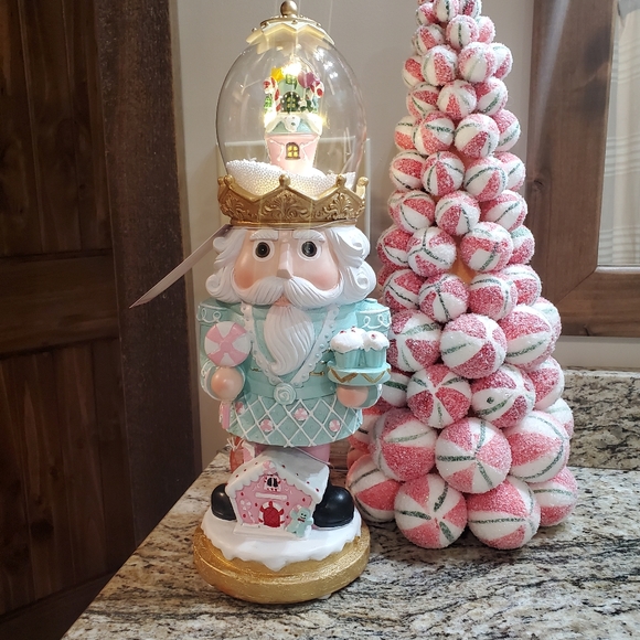 Gorgeous Musical Candyland Nutcracker-NWT - Picture 13 of 17